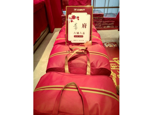 一床喜被的生意经：县城里的200块红包